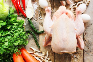 Tavuk ve sebze ahşap tahta üzerinde.