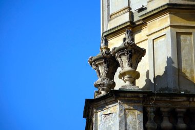 18. yüzyılın dini binalarının barok mimarisinde dekoratif vazolar. Corpus Christi Dominik Kilisesi son dönem Barok 'unun en iyi mimari eserlerinden biridir. Şimdi bir Yunan Katolik kilisesi, Chu.