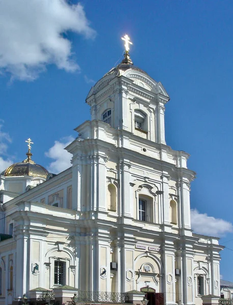 Catedral Blanca Con Una Cruz Cúpula Cielo Azul Nafone Con — Foto de Stock