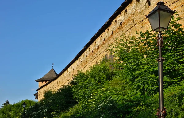 Burg Lubart Oder Burg Lutsk Die Mauer Zwischen Den Türmen lizenzfreie Stockbilder