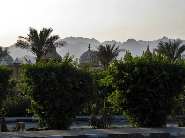 하늘에 배경으로 오락장의 주택들이 활기를 있습니다 Alf Leila Leila Sharm — 스톡 사진