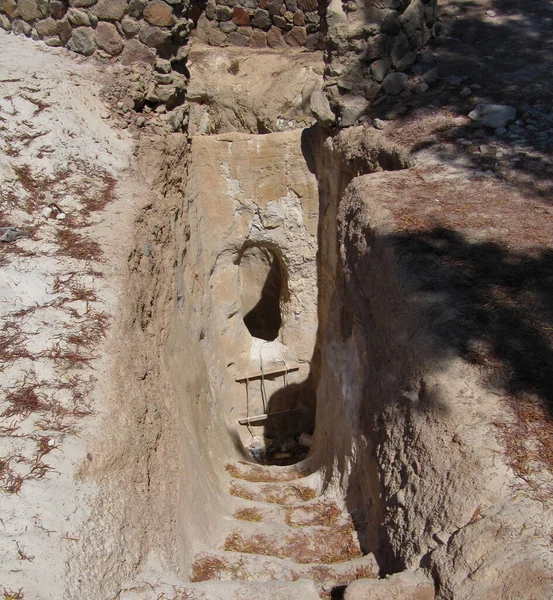 Ingresso Pozzo Acqua Agitata Deserto Sabbioso Oasi Discesa Con Una — Foto Stock