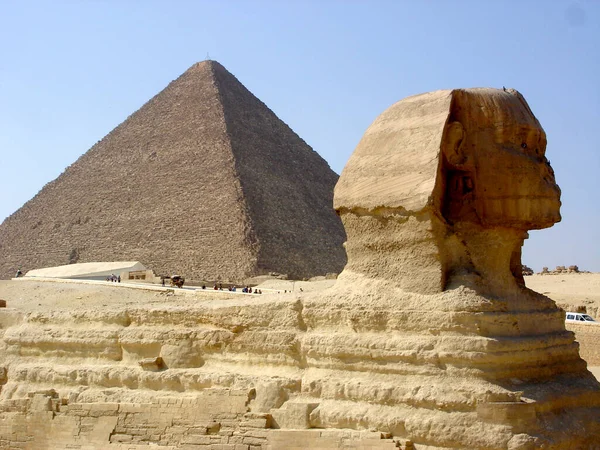 Sphinx Cheops Pyramid Background Yellow Sand Blue Sky — Stock Photo, Image