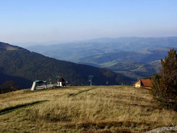 Dağdaki Cableway İstasyonu 'nun arka planında evler var.