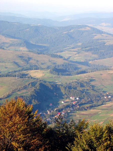 Alberi Villaggio Montagna Una Valle Tra Gli Altopiani — Foto Stock