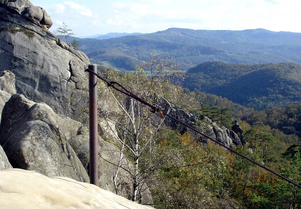 Hochlandlandschaft Mit Fels Und Drahtzaun Vordergrund Karpaten Taubenbusch Felsen — Stockfoto