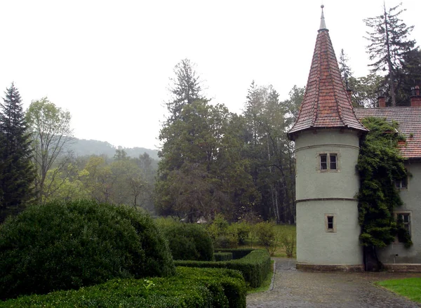 Lone tower red tiled roof of Shenborn Castle near a park with green round bushes — Stock Image Lone Tower Red Tiled Roof Shenborn Castle Park Green Bushes Stock Image