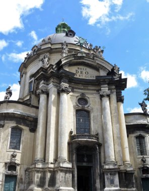 Katedral ve manastırın dini binası çatıda figürler ve gökyüzüne karşı bir kubbe. Dominik Kilisesi