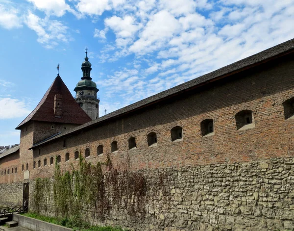 Slottsvägg Med Ett Torn Bakgrund Blå Himmel Med Moln Klocktornet — Stockfoto