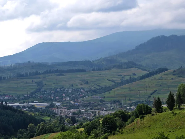 Villaggio Nella Valle Tra Verdi Montagne — Foto Stock