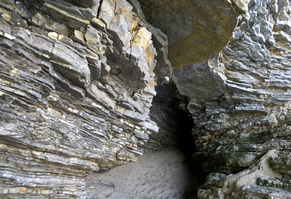 Gri Sarı Taşlardan Oluşan Jeolojik Katmanlı Kaya Dağdaki Mağaranın Kumlu — Stok fotoğraf