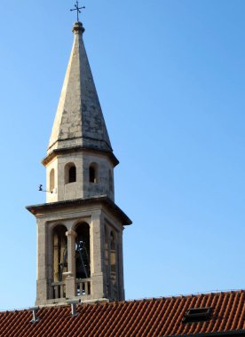 Kırmızı kiremit çatılı kilise çan kulesi