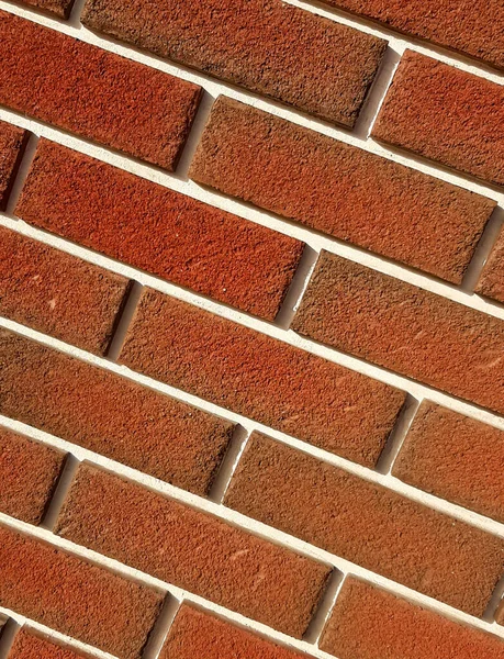Rote Ziegelwand Mit Weißen Nähten Abgeschrägt Der Ecke Karminfarbenes Mauerwerk — Stockfoto