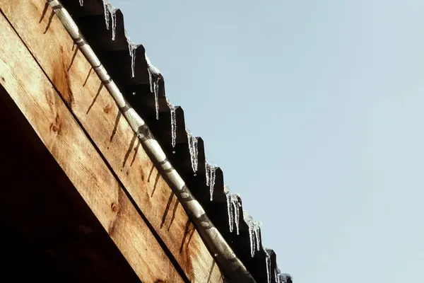 Erste Eiszapfen Tropfen Tropfen Mit Einem Welligen Dach Gesäumten Holzbohlen — Stockfoto