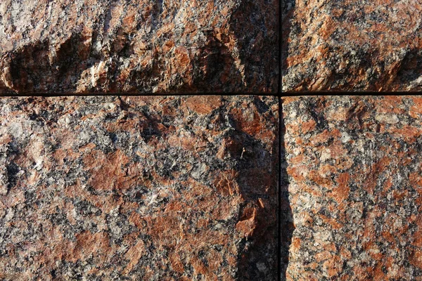 Mauer Aus Roten Granitsteinen Mit Kreuzförmigen Rillen — Stockfoto