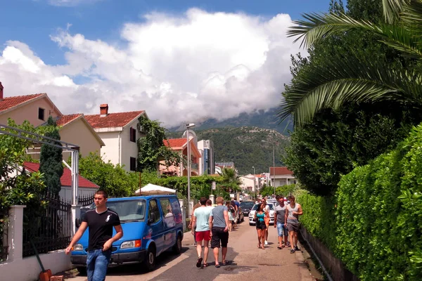 Budva kenti, Karadağ - tatil beldesindeki turistler denize veya villalara gidiyorlar