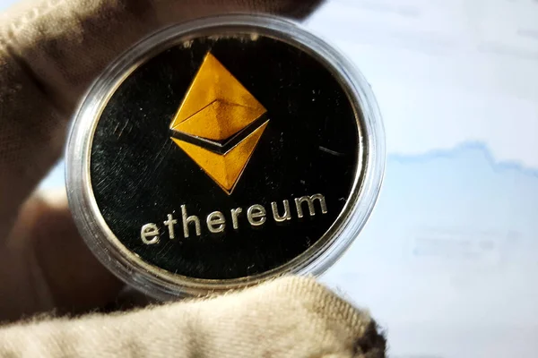 Ethereum Silbermetallmünze Kapsel Und Goldenem Rautensymbol Der Kryptowährung lizenzfreie Stockbilder