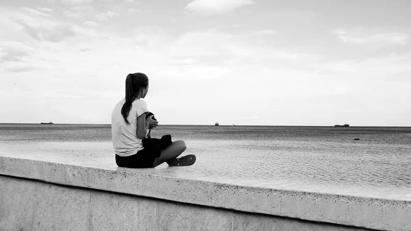 Chica fotógrafa mirando el mar — Foto de Stock