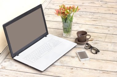 Kahve ile ahşap zemin üstünde laptop