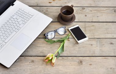 Kahve ile ahşap zemin üstünde laptop