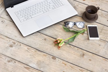 Kahve ile ahşap zemin üstünde laptop