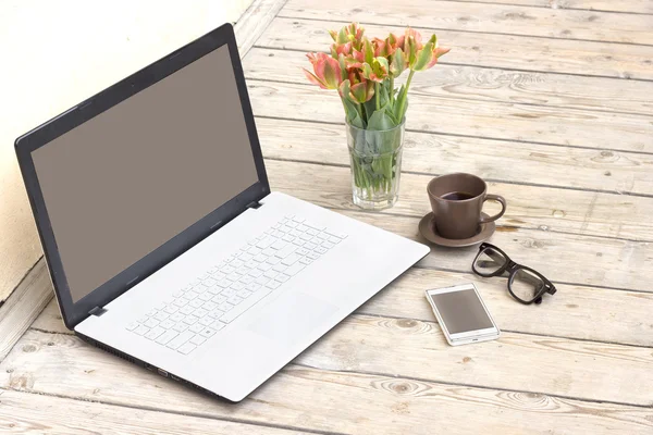 Kahve ile ahşap zemin üstünde laptop — Stok fotoğraf