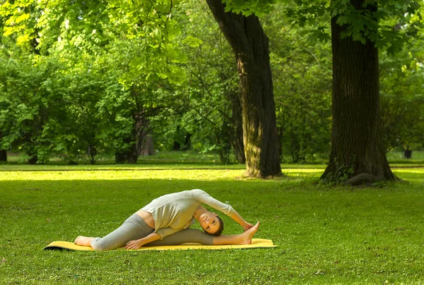 Chica practica yoga en la naturaleza . —  Fotos de Stock