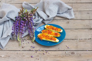 Kabak dolması ve havuç, domates ve peynir.