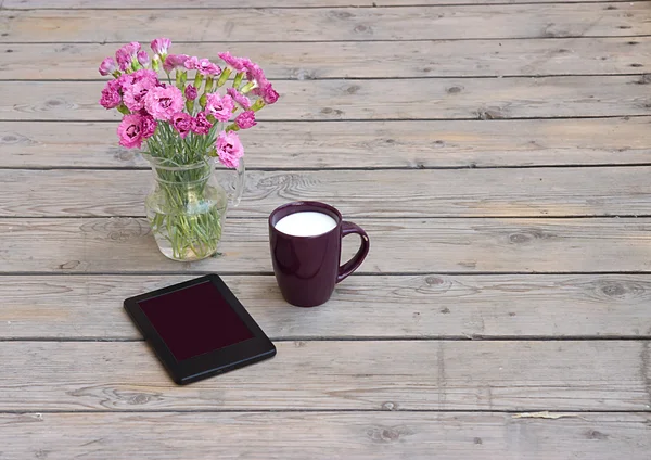 La tableta, un florero y una taza de café con leche —  Fotos de Stock