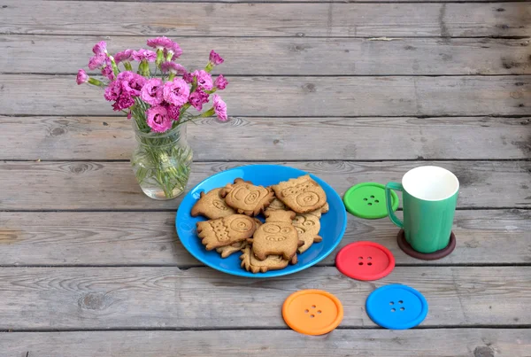 Galletas monstruos en un plato azul —  Fotos de Stock