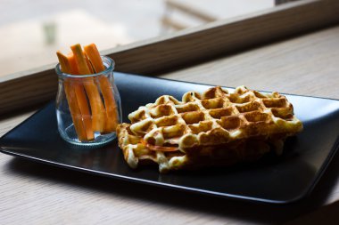 Belçika waffle bacon, mozzarella, domates ile