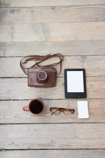 Plantilla para fotos, en piso de madera es una cámara de cine, café, plato, vasos, tarjetas de visita — Foto de Stock