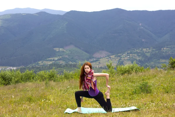 Pelirroja practica yoga en las montañas —  Fotos de Stock