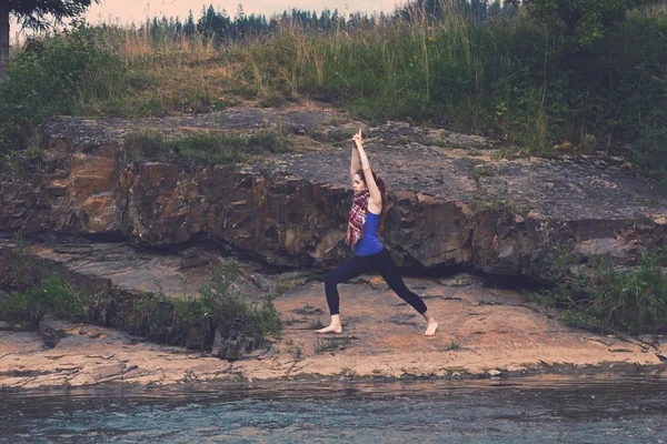 Pelirroja practica yoga en las montañas —  Fotos de Stock