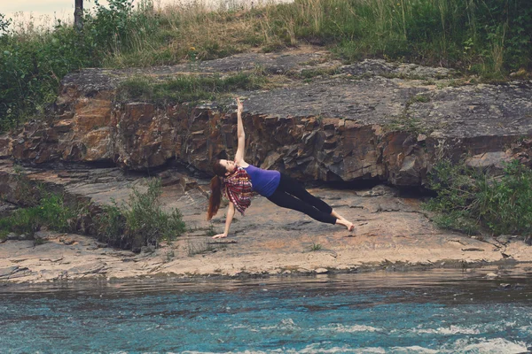 Pelirroja practica yoga en las montañas —  Fotos de Stock