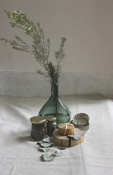 Осенний натюрморт: сыр, дерево, эвкалипт, сосновые иглы, травянный чай, специи, банка, бутылка — стоковое фото