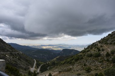 Dağlar arasındaki sonsuz yol