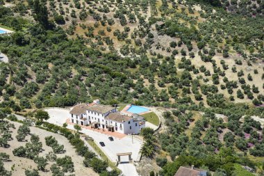 Dağ altında Yüzme havuzlu malikane