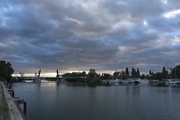 Sevilla gemi limanda Guadalquivir Nehri