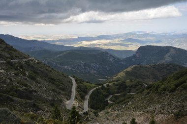 Dağlar arasındaki sonsuz yol