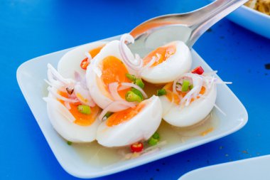 Baharatlı haşlanmış yumurta salatası