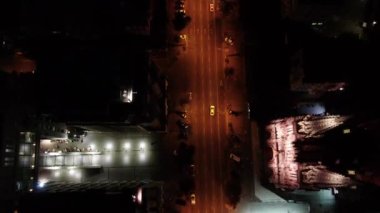 Geceleyin Kyiv. Akşam yolu. Gün batımı gökyüzü.