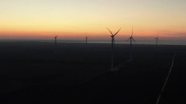 Yel değirmenlerinin yakınlarında.