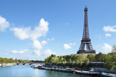 Uzak yatay peyzaj Eyfel Kulesi Tour Eiffel, seine Nehri ve tekneler