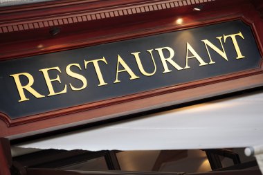 Geceleri Paris Fransız restoranı işareti alev aldı.