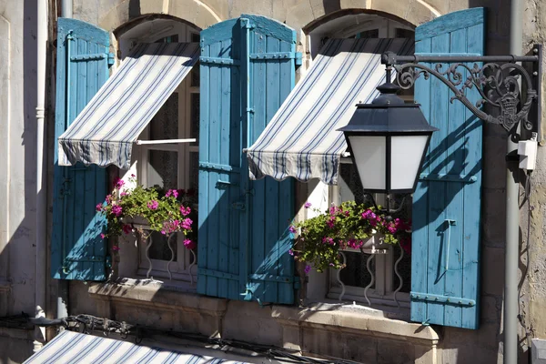 Frankreich provenzalischen Stil Haus Fenster, blaue Rollläden und Blume — Stockfoto