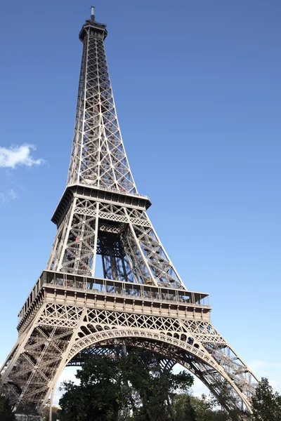 Eiffel Tower, jasné modré nebe, vertikální — Stock fotografie