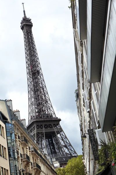 Torre Eiffel vista desde la concurrida calle de París . — Foto de Stock