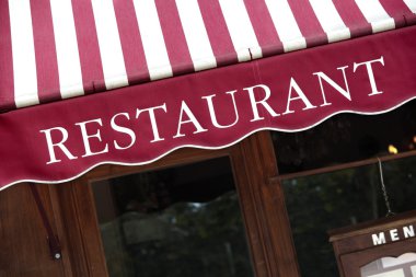 Çizgili Fransız restoranı gölgelik Paris Fransa.  
