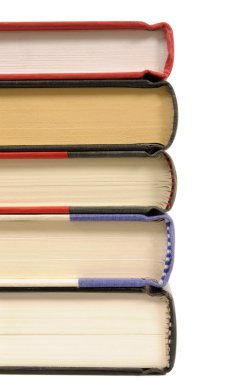 Küçük beyaz arka plan üzerinde izole ciltli kitap yığını.